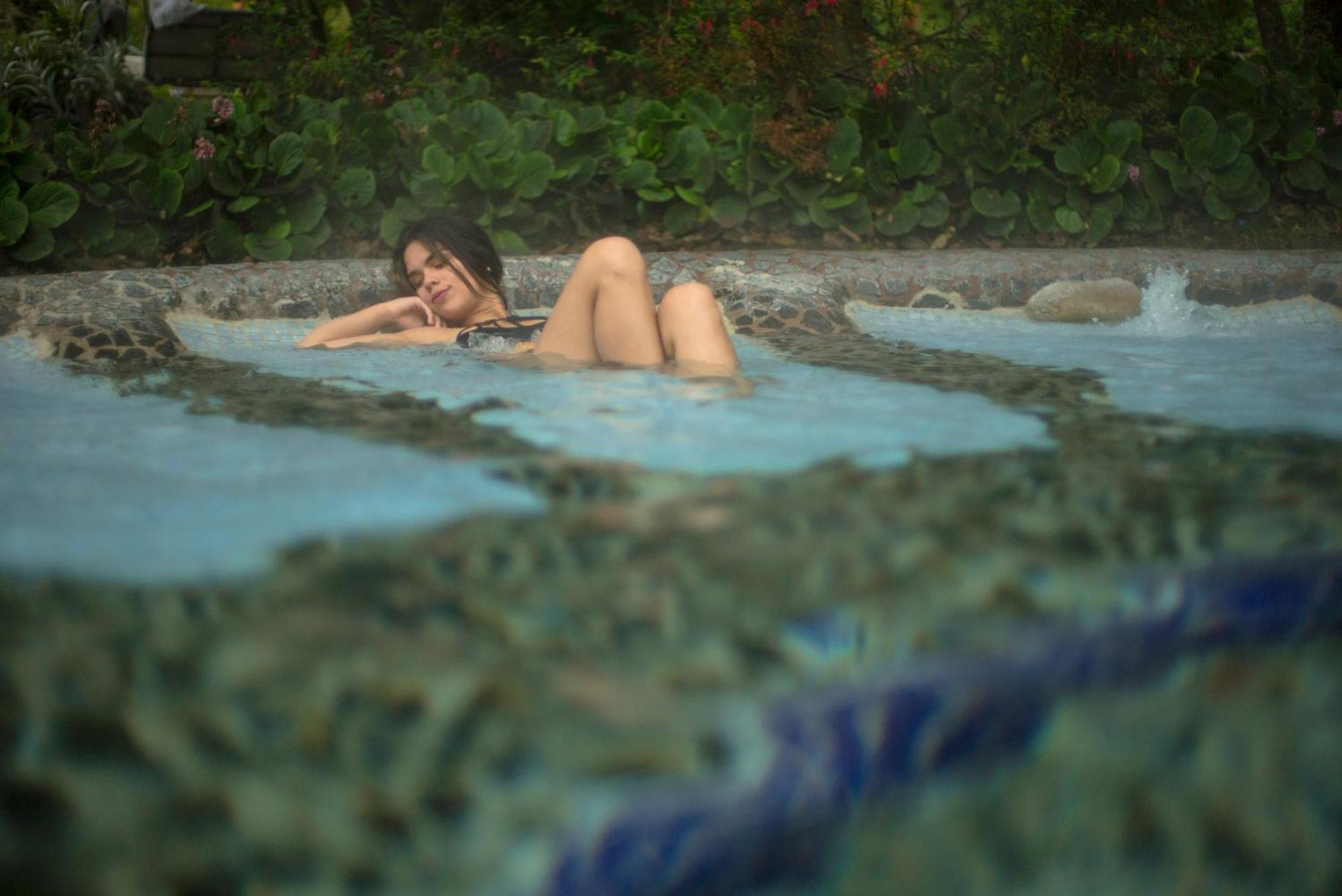 Termas De Papallacta Zewnętrze zdjęcie A woman bathing in the hot springs