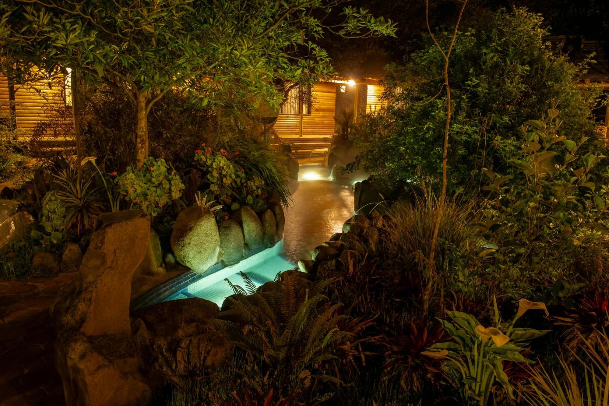 Termas De Papallacta Zewnętrze zdjęcie The resort at night