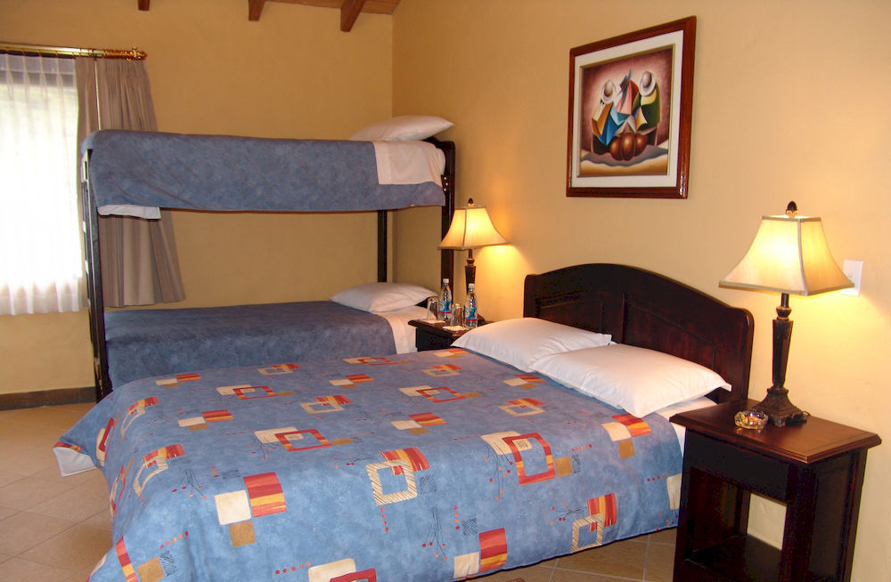 Termas De Papallacta Zewnętrze zdjęcie A bunk bed with a double bed